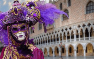 Photo de femme déguisée dans le Carnaval de Venise 2020.